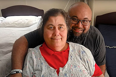 Értelmi fogyatékos nő és fia, akit megmentett az abortusztól