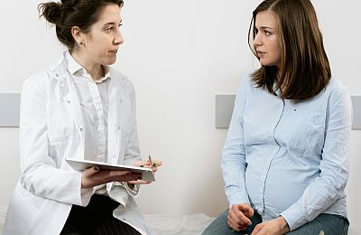 Terhes nő egy másik nővel